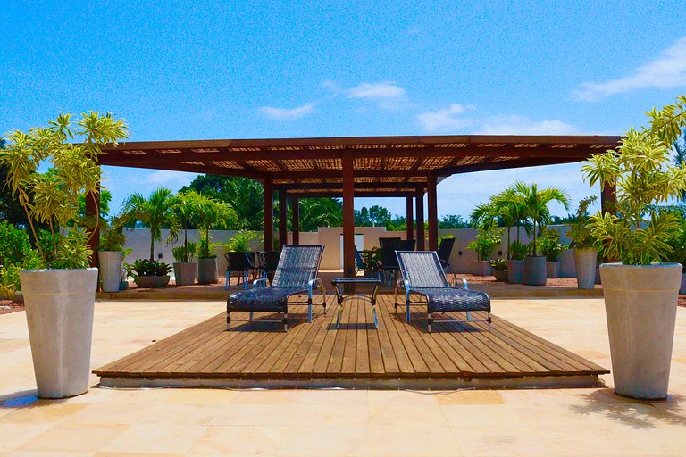 Bright studio apartment just steps from the beach